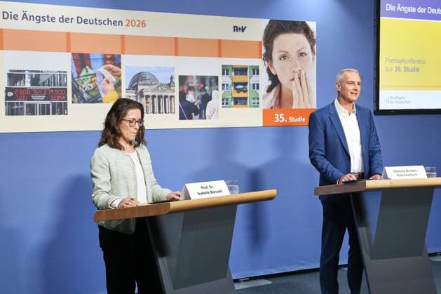 Berlin, Deutschland, 01.10.2026: Haus der Bundespressekonferenz: Pressekonferenz: R+V Versicherung - Studie: Die Ängste der Deutschen 2026: Isabelle Borucki und Grischa Brower-Rabinowitsch Copyright: xdtsxNachrichtenagenturx dts_137044