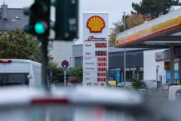 Spritpreise am Vormittag des neuen Tankrabatts in Bonn, 1.10.2026 Am 1. Oktober 2026 tritt erneut der sogenannte Tankrabatt auf Benzin und Diesel in Kraft. Bis zu 17 Cent günstiger soll der Kraftstoff an den Tankstellen in Deutschland werden. Am ersten Tag des neuen Tankrabatts sind die Preise an Bonner Tankstellen schon deutlich gesunken. Viele Autofahrer nutzen die Gelegenheit und tanken ihre Autos voll. Bonn NRW Deutschland Copyright: xSebastianxDerixx