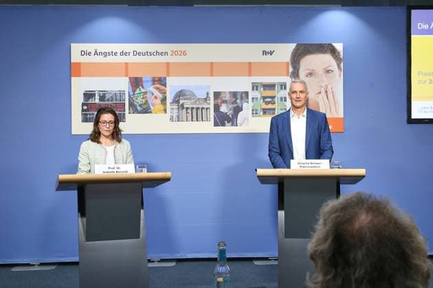 Berlin, Deutschland, 01.10.2026: Haus der Bundespressekonferenz: Pressekonferenz: R+V Versicherung - Studie: Die Ängste der Deutschen 2026: Isabelle Borucki und Grischa Brower-Rabinowitsch Copyright: xdtsxNachrichtenagenturx dts_137045