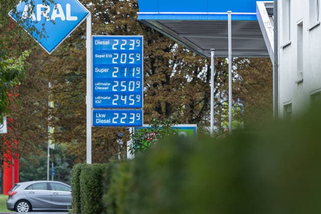 Spritpreise am Vormittag des neuen Tankrabatts in Bonn, 1.10.2026 Am 1. Oktober 2026 tritt erneut der sogenannte Tankrabatt auf Benzin und Diesel in Kraft. Bis zu 17 Cent günstiger soll der Kraftstoff an den Tankstellen in Deutschland werden. Am ersten Tag des neuen Tankrabatts sind die Preise an Bonner Tankstellen schon deutlich gesunken. Viele Autofahrer nutzen die Gelegenheit und tanken ihre Autos voll. Bonn NRW Deutschland Copyright: xSebastianxDerixx