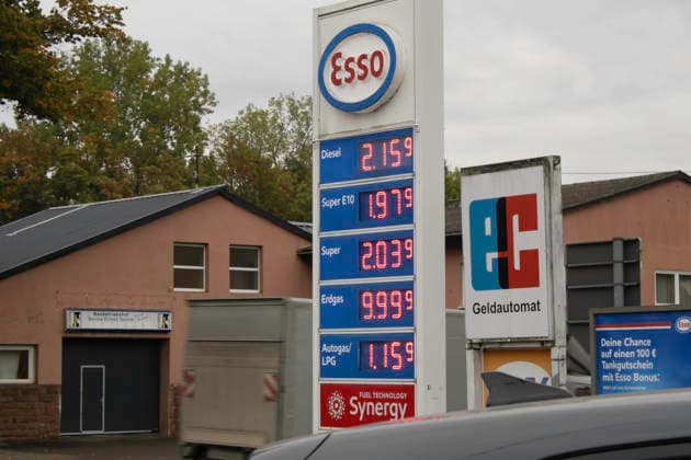 Neuer Tankrabatt: Tankstelle im Saarland am 1. Oktober 2026 Preistafel einer Tankstelle mit aktuellen Kraftstoffpreisen für Diesel, Super E10, Super, Erdgas und Autogas LPG am 1. Oktober 2026 gegen 9.30 Uhr im saarländischen Illingen. Seit dem 1. Oktober gilt der von der Bundesregierung beschlossene neue Tankrabatt, der Autofahrer um rund 17 Cent pro Liter entlasten soll. An dieser Tankstelle waren die Kraftstoffpreise am Morgen nach Inkrafttreten des Tankrabatts tatsächlich gesunken.