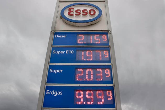 Neuer Tankrabatt: Tankstelle im Saarland am 1. Oktober 2026 Preistafel einer Tankstelle mit aktuellen Kraftstoffpreisen für Diesel, Super E10, Super, Erdgas und Autogas LPG am 1. Oktober 2026 gegen 9.30 Uhr im saarländischen Illingen. Seit dem 1. Oktober gilt der von der Bundesregierung beschlossene neue Tankrabatt, der Autofahrer um rund 17 Cent pro Liter entlasten soll. An dieser Tankstelle waren die Kraftstoffpreise am Morgen nach Inkrafttreten des Tankrabatts tatsächlich gesunken.