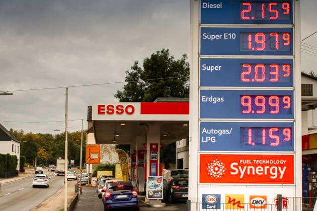 1. Oktober 2026: Andrang an Tankstelle im Saarland nach Start des neuen Tankrabatts Andrang an einer Tankstelle im saarländischen Illingen am 1. Oktober 2026 gegen 9.30 Uhr. Mehrere Fahrzeuge warten an den Zapfsäulen, nachdem der von der Bundesregierung beschlossene neue Tankrabatt in Kraft getreten ist, der Autofahrer um rund 17 Cent pro Liter entlasten soll. An dieser Tankstelle waren die Kraftstoffpreise am Morgen tatsächlich gesunken. Das Foto dokumentiert den Tankstellenbetrieb und den Andrang am ersten Tag des neuen Tankrabatts.