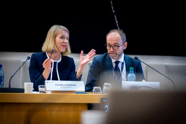 Epstein-horing starter i Stortinget Oslo 20261001. Tidligere utenriksminister Anniken Huitfeldt (AP) og utenriksrad Torgeir Larsen i Stortingets kontroll- og konstitusjonskomitÃ s apne horing om praksisen i Utenriksdepartementet og Jeffrey Epsteins nettverk i Norge. Foto: Heiko Junge NTB Oslo Norge atdMTKaO7-Y EDITORIAL USE ONLY Ref:_BNC_POLatdMTKaO7-Y.jpg Copyright: xHeikoxJungex xNTBx