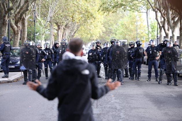 Students Protest Near Paul Eluard Secondary School - Saint Denis (CRS) Republican Security Corps and Student near Paul Eluard secondary school in Saint-Denis, North of Paris, on October 1, 2026 as they continue their protest to demand the hiring of substitute teachers, increased resources, and decent learning conditions. Photo by Raphael Lafargue ABACAPRESS.COM Saint-Denis Ile-de-France France  Copyright: xLafarguexRaphael ABACAx