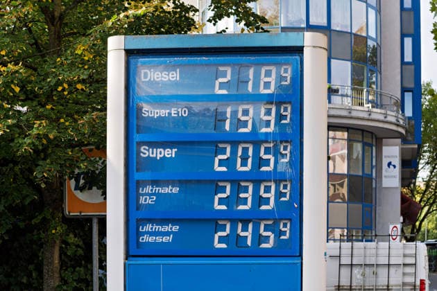 Berlin, 01.10.2026: Die Preistafel einer Aral-Tankstelle zeigt die aktuellen Kraftstoffpreise: Diesel kostet 2,18 Euro, Super E10 1,99 Euro und Super 2,05 Euro pro Liter. Das Bild wurde vor 12.00 Uhr aufgenommen.