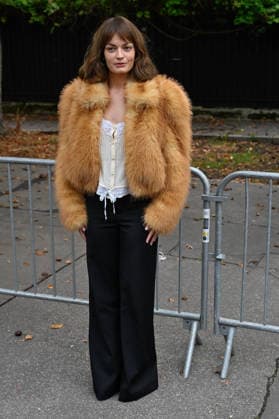 PFW Chloe Outside Arrivals JR Emma Mackey arriving at the Chloe show during Paris Fashion Week, in Paris, France on 1 October 2026. Photo by Julien Reynaud APS-Medias ABACAPRESS.COM Paris France  Copyright: xReynaudxJulien APS-Medias ABACAx