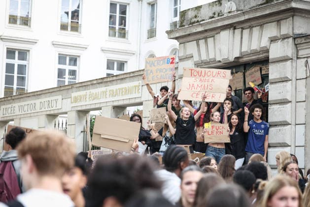 Paris, France le 01 octobre 2026 - Des lyceens du Lycee Victor Duruy bloquent l acces lors d un piquet de greve pendant la mobilisation des lyceens - High school students from the Victor Duruy Lycee block access during a strike picket during the mobilization of high school students  Copyright: xSebastienxTOUBONx