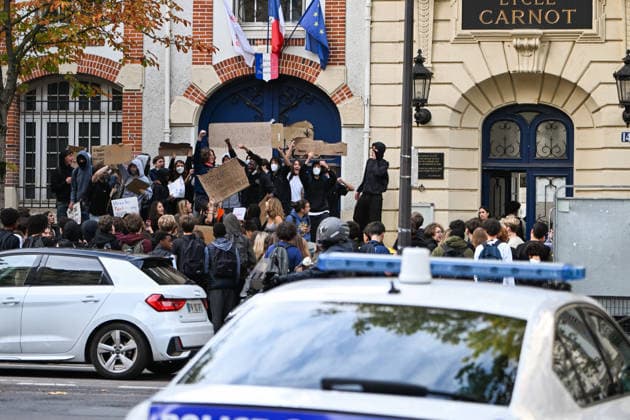 Paris: High School Students Mobilize at Several Schools Students gather during a blockade at the Lycée Carnot high school in Paris, France, on October 1, 2026. Protests and student-led entrance blockades have intensified across the Île-de-France region and other urban centers in recent days, as high school students demonstrate against poor learning conditions. 460093 2026 10 01 Paris France (no people shown)  Copyright: xL.Urmanx xStarfacex STAR_460093_006