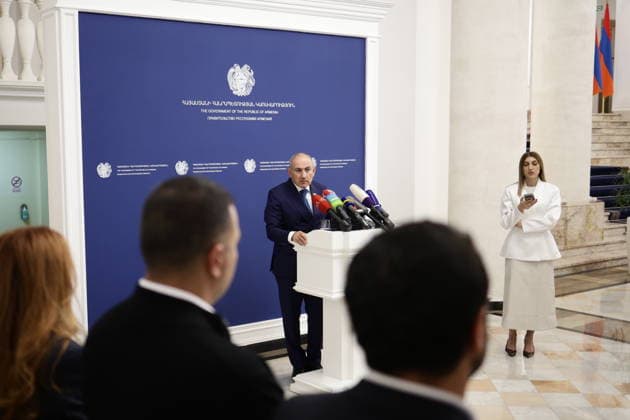 ARMENIA, YEREVAN - OCTOBER 1, 2026: Armenia s Prime Minister Nikol Pashinyan (2nd R front) gives a press briefing Yerevan Armenia  - ZUMAt113 20261001_zaa_t113_046 Copyright: xAlexanderxPatrinx