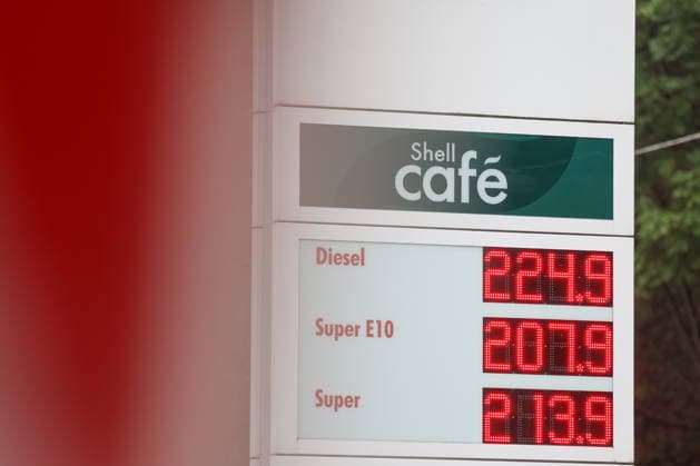 Wie ist die weitere Entwicklung der Spritpreise? Die Spritpreise sind weiterhin auf sehr hohem Niveau. Seit Mitternacht gilt der sogenannte Tankrabatt. Die Bundesregierung hat die Energiesteuer auf Benzin und Diesel bis Ende Dezember gesenkt. Die Ersparnis soll bei rund 17 Cent pro Liter liegen. SHELL Tankstelle in Siegen am Vormittag kurz vor 12:00 Uhr. Der aktuelle Preis fuer (für) Diesel, Super E10 und Super liegt weiterhin ueber (über) 2 Euro. Diesel liegt bei 2,24 Euro, Super E10 bei 2,07 Euro und Super bei 2,13 Euro. Tankstelle, Spritpreise am 01.10.2026 in Siegen Deutschland.
