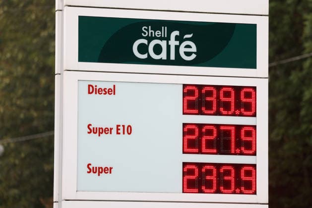 Wie ist die weitere Entwicklung der Spritpreise? Die Spritpreise sind weiterhin auf sehr hohem Niveau. Seit Mitternacht gilt der sogenannte Tankrabatt. Die Bundesregierung hat die Energiesteuer auf Benzin und Diesel bis Ende Dezember gesenkt. Die Ersparnis soll bei rund 17 Cent pro Liter liegen. SHELL Tankstelle in Siegen am Mittag nach der Preisumstellung um 12:00 Uhr. Der aktuelle Preis fuer (für) Diesel, Super E10 und Super liegt weit ueber (über) 2 Euro. Diesel liegt bei 2,39 Euro, Super E10 bei 2,27 Euro und Super bei 2,33 Euro. Tankstelle, Spritpreise am 01.10.2026 in Siegen Deutschland.