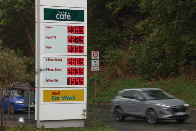 Wie ist die weitere Entwicklung der Spritpreise? Die Spritpreise sind weiterhin auf sehr hohem Niveau. Seit Mitternacht gilt der sogenannte Tankrabatt. Die Bundesregierung hat die Energiesteuer auf Benzin und Diesel bis Ende Dezember gesenkt. Die Ersparnis soll bei rund 17 Cent pro Liter liegen. SHELL Tankstelle in Siegen am Mittag nach der Preisumstellung um 12:00 Uhr. Der aktuelle Preis fuer (für) Diesel, Super E10 und Super liegt weit ueber (über) 2 Euro. Diesel liegt bei 2,39 Euro, Super E10 bei 2,27 Euro und Super bei 2,33 Euro. Tankstelle, Spritpreise am 01.10.2026 in Siegen Deutschland.