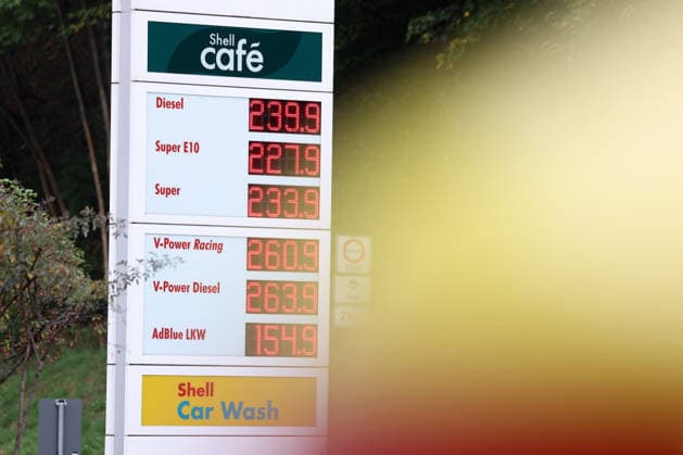 Wie ist die weitere Entwicklung der Spritpreise? Die Spritpreise sind weiterhin auf sehr hohem Niveau. Seit Mitternacht gilt der sogenannte Tankrabatt. Die Bundesregierung hat die Energiesteuer auf Benzin und Diesel bis Ende Dezember gesenkt. Die Ersparnis soll bei rund 17 Cent pro Liter liegen. SHELL Tankstelle in Siegen am Mittag nach der Preisumstellung um 12:00 Uhr. Der aktuelle Preis fuer (für) Diesel, Super E10 und Super liegt weit ueber (über) 2 Euro. Diesel liegt bei 2,39 Euro, Super E10 bei 2,27 Euro und Super bei 2,33 Euro. Tankstelle, Spritpreise am 01.10.2026 in Siegen Deutschland.
