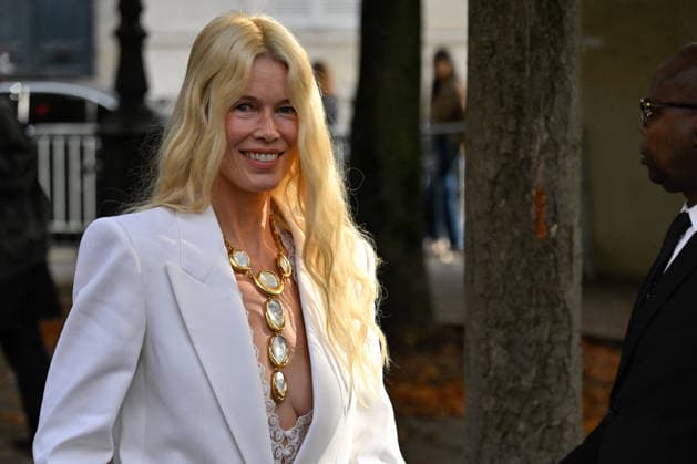PFW Chloe Outside Arrivals JR Claudia Schiffer arriving at the Chloe show during Paris Fashion Week, in Paris, France on 1 October 2026. Photo by Julien Reynaud APS-Medias ABACAPRESS.COM Paris France  Copyright: xReynaudxJulien APS-Medias ABACAx