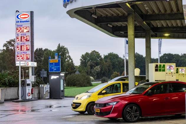 Stürmen Niederländer nun Taknstellen an der Grenze? ** NUR FÜR REDAKTIONELLE ZWECKE ** EDITORIAL USE ONLY **<p>Übersichtsaufnahme am 1.10.2026 ivon einer Tankstelle in Emmerich. Der Tankrabatt gilt ab dem 1. Oktober: Foto : Arnulf Stoffel Funke Foto Services < p> Buntes Deutschland NRW Emmerich Copyright: ArnulfxStoffel