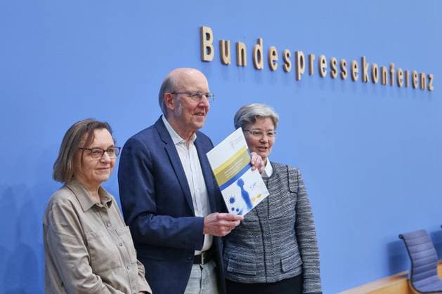 Berlin, Deutschland, 01.10.2026: Bundespressekonferenz: Postinfektiöse Erkrankungen: Versorgung, Forschung und Prävention am Beispiel von Long Covid: Carmen Scheibenbogen, Stellv. Leiterin des Instituts für Medizinische Immunologie, Charité Berlin, Norbert Suttorp, Mitglied der Leopoldina, Klinik für Infektiologie, Pneumologie und Intensivmedizin, Charité Berlin, Regina T. Riphahn, Vizepräsidentin und Mitglied der Leopoldina, Ph.D., Lehrstuhl für Statistik und empirische Wirtschaftsforschung, Friedrich-Alexander-Universität Erlangen-Nürnberg Copyright: xdtsxNachrichtenagenturx dts_137015