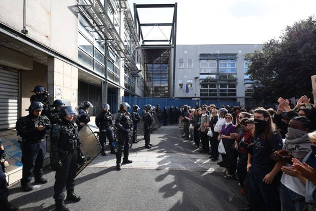 Students Prostest - Saint-Denis (CRS) Republican Security Corps and Student in front of Suger secondary school in Saint-Denis, North of Paris, on October 1, 2026 as they continue their protest to demand the hiring of substitute teachers, increased resources, and decent learning conditions. Photo by Raphael Lafargue ABACAPRESS.COM Saint-Denis Ile-de-France France  Copyright: xLafarguexRaphael ABACAx