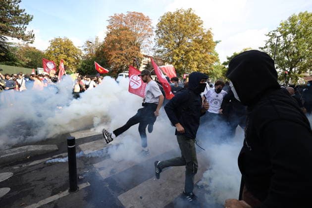 Student Prostest - Aubervilliers Clash between (CRS) Republican Security Corps and Student in front of Suger secondary school in Aubervilliers, North of Paris, on October 1, 2026 as they continue their protest to demand the hiring of substitute teachers, increased resources, and decent learning conditions. Photo by Raphael Lafargue ABACAPRESS.COM Aubervilliers Ile-de-France France  Copyright: xLafarguexRaphael ABACAx