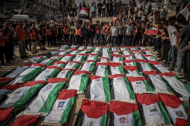 Gaza families bid farewell to 105 recovered bodies GAZA CITY, GAZA STRIP, OCTOBER 1, 2026: Palestinian families bid farewell to the remains of 105 Palestinians whose bodies were recovered from beneath the rubble of the Al-Taj residential area in Gaza City. The victims were killed in Israeli airstrikes on October 25, 2023, when residential buildings in the Yarmouk area were destroyed. Gaza Civil Defense teams recovered the bodies and remains after a 17-day search operation carried out in coordination with an Egyptian committee. Families gathered to identify their relatives and pay their final respects before burial. Gaza Palestine, State of Copyright: x xMohammedxMxSkaikx xJNAxPressx