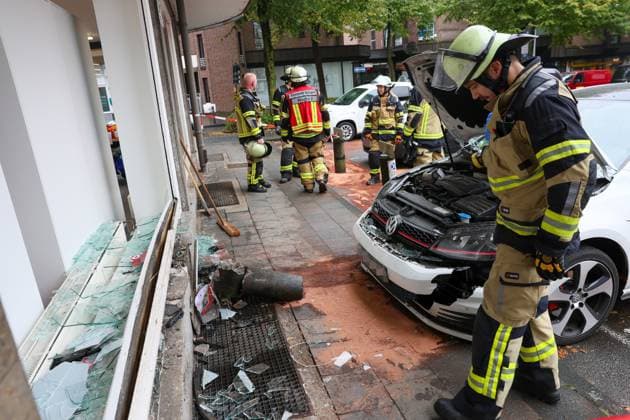 Gas- und Bremspedal verwechselt - PKW kracht in Schaufenster. An der Keldersstraße in Solingen-Ohligs kam es am Donnerstagmittag (01.10.2026) zu einem Verkehrsunfall auf einem Parkplatz. Ein Autofahrer verwechselte nach Polizeiangaben Gas- und Bremspedal und Ross einen Poller aus der Verankerung und beschädigte anschließend ein Schaufenster mit seinem VW Golf GTI. Glücklicherweise kam es nicht zu Verletzten. Einsatzkräfte der Solinger Feuerwehr streuten auslaufende Betriebsstoffe ab und verschlossen die zerstörte Schaufensterscheibe mit einem Provisorium. Der PKW wurde anschließend abgeschleppt. Solingen