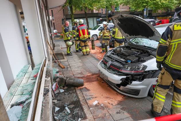 Gas- und Bremspedal verwechselt - PKW kracht in Schaufenster. An der Keldersstraße in Solingen-Ohligs kam es am Donnerstagmittag (01.10.2026) zu einem Verkehrsunfall auf einem Parkplatz. Ein Autofahrer verwechselte nach Polizeiangaben Gas- und Bremspedal und Ross einen Poller aus der Verankerung und beschädigte anschließend ein Schaufenster mit seinem VW Golf GTI. Glücklicherweise kam es nicht zu Verletzten. Einsatzkräfte der Solinger Feuerwehr streuten auslaufende Betriebsstoffe ab und verschlossen die zerstörte Schaufensterscheibe mit einem Provisorium. Der PKW wurde anschließend abgeschleppt. Solingen
