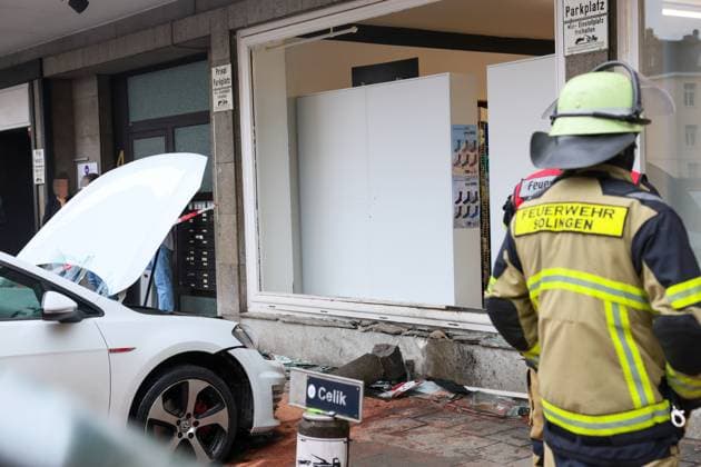 Gas- und Bremspedal verwechselt - PKW kracht in Schaufenster. An der Keldersstraße in Solingen-Ohligs kam es am Donnerstagmittag (01.10.2026) zu einem Verkehrsunfall auf einem Parkplatz. Ein Autofahrer verwechselte nach Polizeiangaben Gas- und Bremspedal und Ross einen Poller aus der Verankerung und beschädigte anschließend ein Schaufenster mit seinem VW Golf GTI. Glücklicherweise kam es nicht zu Verletzten. Einsatzkräfte der Solinger Feuerwehr streuten auslaufende Betriebsstoffe ab und verschlossen die zerstörte Schaufensterscheibe mit einem Provisorium. Der PKW wurde anschließend abgeschleppt. Solingen