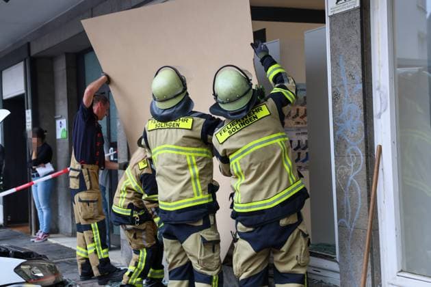 Gas- und Bremspedal verwechselt - PKW kracht in Schaufenster. An der Keldersstraße in Solingen-Ohligs kam es am Donnerstagmittag (01.10.2026) zu einem Verkehrsunfall auf einem Parkplatz. Ein Autofahrer verwechselte nach Polizeiangaben Gas- und Bremspedal und Ross einen Poller aus der Verankerung und beschädigte anschließend ein Schaufenster mit seinem VW Golf GTI. Glücklicherweise kam es nicht zu Verletzten. Einsatzkräfte der Solinger Feuerwehr streuten auslaufende Betriebsstoffe ab und verschlossen die zerstörte Schaufensterscheibe mit einem Provisorium. Der PKW wurde anschließend abgeschleppt. Solingen