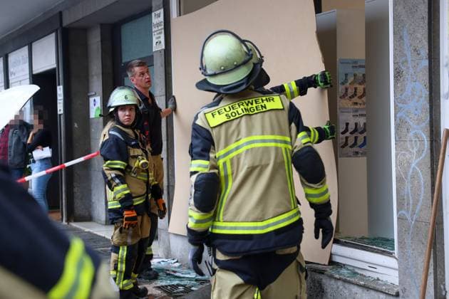 Gas- und Bremspedal verwechselt - PKW kracht in Schaufenster. An der Keldersstraße in Solingen-Ohligs kam es am Donnerstagmittag (01.10.2026) zu einem Verkehrsunfall auf einem Parkplatz. Ein Autofahrer verwechselte nach Polizeiangaben Gas- und Bremspedal und Ross einen Poller aus der Verankerung und beschädigte anschließend ein Schaufenster mit seinem VW Golf GTI. Glücklicherweise kam es nicht zu Verletzten. Einsatzkräfte der Solinger Feuerwehr streuten auslaufende Betriebsstoffe ab und verschlossen die zerstörte Schaufensterscheibe mit einem Provisorium. Der PKW wurde anschließend abgeschleppt. Solingen