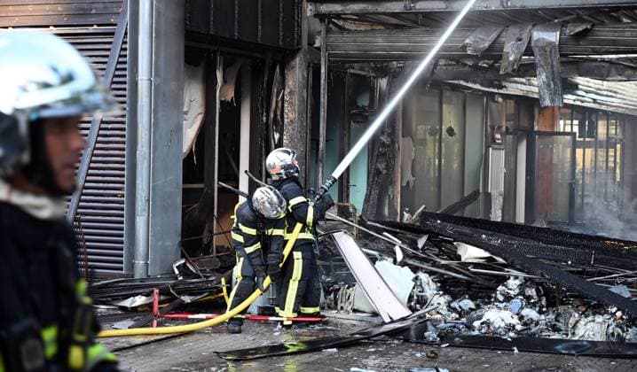 In Nantes, a high school goes up in flames amid student protests PHOTOPQR OUEST FRANCE Jerome Fouquet Nantes Oct. 1, 2026 Loire-Atlantique High school protests continue this morning in Nantes The entrance hall of Nelson Mandela High School was destroyed by flames Photo Jérôme Fouquet Ouest France France, Nantes Oct. 1, 2026 High school set ablaze in Nantes amid nationwide student protests As protests gradually spread to university campuses across France, firefighters were called to tackle a fire at a high school in central Nantes, France  Copyright: xPHOTOPQR OUESTxFRANCE MAXPPPxJeromexFouquetx 20261001OFR7412 20261001OFR7412
