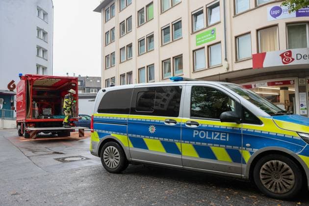 Gas- und Bremspedal verwechselt - PKW kracht in Schaufenster. An der Keldersstraße in Solingen-Ohligs kam es am Donnerstagmittag (01.10.2026) zu einem Verkehrsunfall auf einem Parkplatz. Ein Autofahrer verwechselte nach Polizeiangaben Gas- und Bremspedal und Ross einen Poller aus der Verankerung und beschädigte anschließend ein Schaufenster mit seinem VW Golf GTI. Glücklicherweise kam es nicht zu Verletzten. Einsatzkräfte der Solinger Feuerwehr streuten auslaufende Betriebsstoffe ab und verschlossen die zerstörte Schaufensterscheibe mit einem Provisorium. Der PKW wurde anschließend abgeschleppt. Solingen