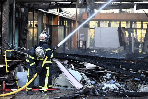 In Nantes, a high school goes up in flames amid student protests PHOTOPQR OUEST FRANCE Jerome Fouquet Nantes Oct. 1, 2026 Loire-Atlantique High school protests continue this morning in Nantes The entrance hall of Nelson Mandela High School was destroyed by flames Photo Jérôme Fouquet Ouest France France, Nantes Oct. 1, 2026 High school set ablaze in Nantes amid nationwide student protests As protests gradually spread to university campuses across France, firefighters were called to tackle a fire at a high school in central Nantes, France  Copyright: xPHOTOPQR OUESTxFRANCE MAXPPPxJeromexFouquetx 20261001OFR7421 20261001OFR7421