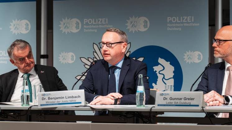 Pressekonferenz nach Hells Angels Razzia in Duisburg ** NUR FÜR REDAKTIONELLE ZWECKE ** EDITORIAL USE ONLY **<p>Porträt von Dr. Benjamin Limbach - Minister der Justiz NRW. Anlass: Pressekonferenz an der HSPV NRW in Duisburg. Polizei und Staatsanwaltschaft ziehen Bilanz. Wie die Ermittler den Hells Angels ans Geld wollen. Duisburg, der 01. Oktober 2026. Duisburg Copyright: TobiasxStern