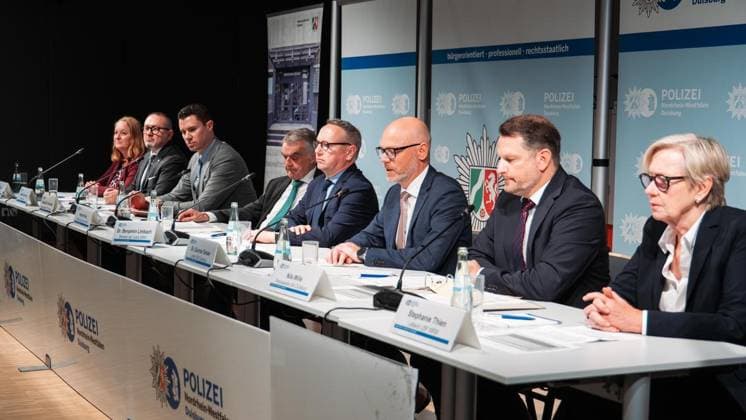 Pressekonferenz nach Hells Angels Razzia in Duisburg ** NUR FÜR REDAKTIONELLE ZWECKE ** EDITORIAL USE ONLY **<p>Alle Sprecher der Üressekonferenz. Anlass: Pressekonferenz an der HSPV NRW in Duisburg. Polizei und Staatsanwaltschaft ziehen Bilanz. Wie die Ermittler den Hells Angels ans Geld wollen. Duisburg, der 01. Oktober 2026. Duisburg Copyright: TobiasxStern