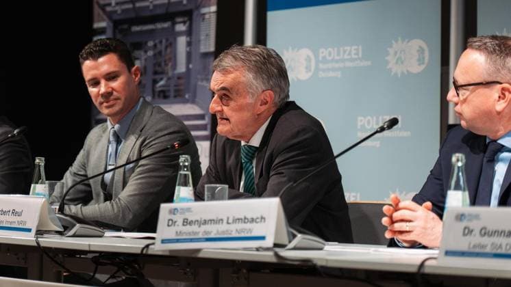 Pressekonferenz nach Hells Angels Razzia in Duisburg ** NUR FÜR REDAKTIONELLE ZWECKE ** EDITORIAL USE ONLY **<p>Porträt von Herbert Reul - Minister des Inneren NRW. Anlass: Pressekonferenz an der HSPV NRW in Duisburg. Polizei und Staatsanwaltschaft ziehen Bilanz. Wie die Ermittler den Hells Angels ans Geld wollen. Duisburg, der 01. Oktober 2026. Duisburg Copyright: TobiasxStern