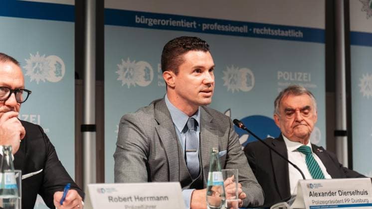 Pressekonferenz nach Hells Angels Razzia in Duisburg ** NUR FÜR REDAKTIONELLE ZWECKE ** EDITORIAL USE ONLY **<p>Anlass: Pressekonferenz an der HSPV NRW in Duisburg. Polizei und Staatsanwaltschaft ziehen Bilanz. Wie die Ermittler den Hells Angels ans Geld wollen. Duisburg, der 01. Oktober 2026. Duisburg Copyright: TobiasxStern