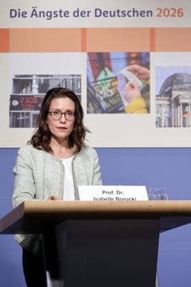 Prof. Dr. Isabelle Borucki, Politikwissenschaftlerin der Philipps-Universität Marburg, Beraterin der Studie, der R+V Versicherung, PK zu - Vorstellung der Studie - Die Ängste der Deutschen 2026, Berlin, 01.10.2026