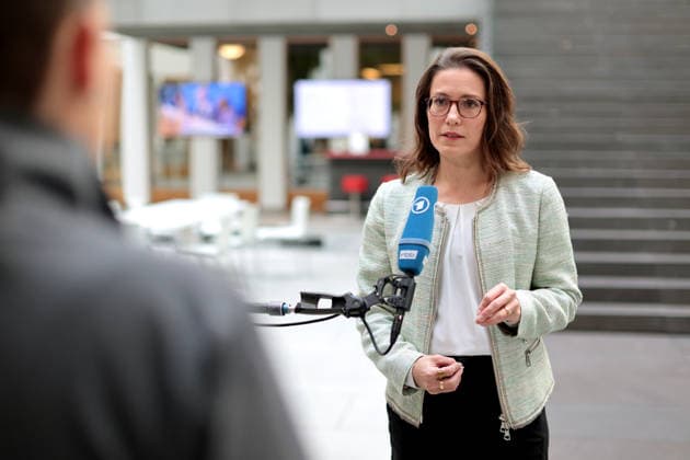 Prof. Dr. Isabelle Borucki, Politikwissenschaftlerin der Philipps-Universität Marburg, Beraterin der Studie, der R+V Versicherung, PK zu - Vorstellung der Studie - Die Ängste der Deutschen 2026, Berlin, 01.10.2026