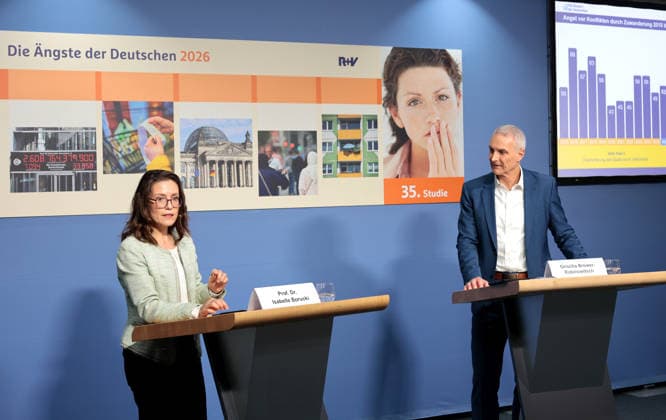Prof. Dr. Isabelle Borucki, Politikwissenschaftlerin der Philipps-Universität Marburg, Beraterin der Studie, Grischa Brower-Rabinowitsch, Leiter der Studie - Die Ängste der Deutschen 2026, der R+V Versicherung, PK zu - Vorstellung der Studie - Die Ängste der Deutschen 2026, Berlin, 01.10.2026