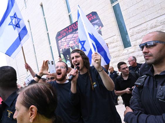 Right-wing Israelis hold a counter protest against the left-wing protest outside the Israeli High Court in support of the court to grant the Arab Parties the right to run in the upcoming general elections on Thursday, October 1, 2026. The High Court will decide whether to appeal the Central Elections Committee s decision to ban all Arab Parties from running in the Israeli election.  JER2026100105 DEBBIExHILL