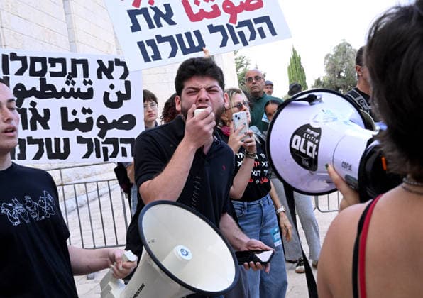 People protest outside the Israeli High Court in support of the court to grant the Arab Parties the right to run in the upcoming general elections on Thursday, October 1, 2026. The High Court will decide whether to appeal the Central Elections Committee s decision to ban all Arab Parties from running in the Israeli election.  JER2026100107 DEBBIExHILL