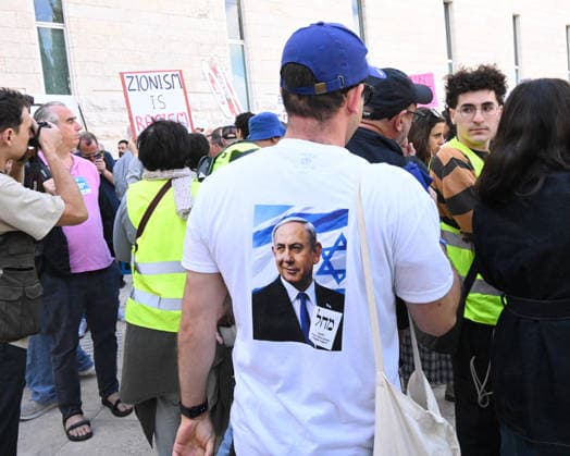 A right-wing man wears a Benjamin Netanyahu campaign t-shirt at a counter protest against the people protesting outside the Israeli High Court in support of the court to grant the Arab Parties the right to run in the upcoming general elections on Thursday, October 1, 2026. The High Court will decide whether to appeal the Central Elections Committee s decision to ban all Arab Parties from running in the Israeli election.  JER2026100108 DEBBIExHILL