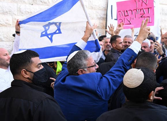 Right-wing Otzma Yehudit Chairman Minister Itamar Ben Gvir (C) taunts left-wing protesters outside the Israeli High Court, demonstrating in support of the court to grant the Arab Parties the right to run in the upcoming general elections on Thursday, October 1, 2026. The High Court will decide whether to appeal the Central Elections Committee s decision to ban all Arab Parties from running in the Israeli election.  JER2026100109 DEBBIExHILL