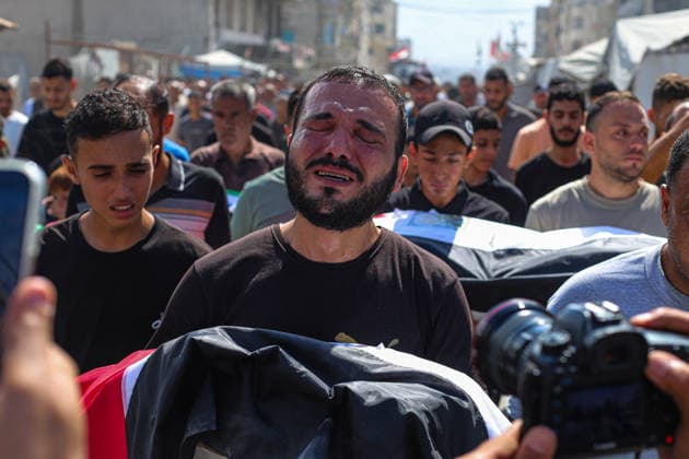 Gaza Mass Funeral For Victim A Palestinian man carries a shrouded bundle draped in a Palestinian flag at the front of a funeral procession as other mourners walk closely behind him in Gaza City, Gaza Strip, on October 1, 2026. Gaza Civil Defense said the funeral was held for the remains of 105 people recovered from beneath the rubble of the Al-Taj residential complex and surrounding buildings in the Al-Yarmouk area, which were destroyed in Israeli strikes on October 25, 2023. The remains were taken for burial at Sheikh Radwan cemetery. Gaza Gaza Strip Palestinian Territories Copyright: xRamezxHabboubx