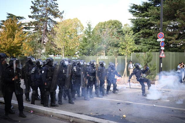 Students Prostest - Aubervilliers Clash between (CRS) Republican Security Corps and Student in front of Le Corbusier secondary school in Aubervilliers, North of Paris, on October 1, 2026 as they continue their protest to demand the hiring of substitute teachers, increased resources, and decent learning conditions. Photo by Raphael Lafargue ABACAPRESS.COM Aubervilliers Ile-de-France France  Copyright: xLafarguexRaphael ABACAx