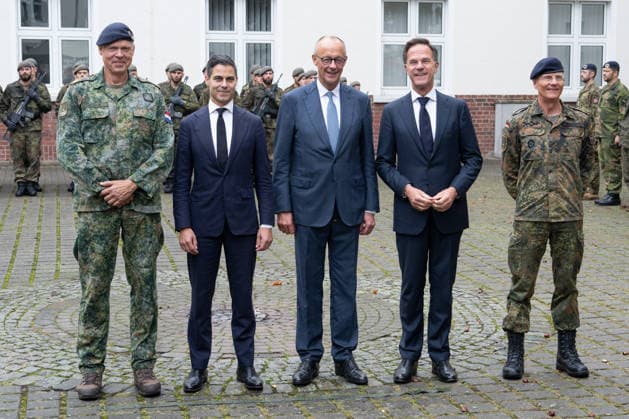 Besuch des Deutsch-Niederlaendischen Corps mit Bundeskanzler Merz General Freuding gemeinsam mit Rob Jetten, Premierminister Niederlande, Bundeskanzler Friedrich Merz und NATO Generalsekretaer Mark Ruette sowie Generalleutnant Peter Mirow bei den militaerischen Ehren durch das 1. Deutsch-Niederlaendische Corps, Muenster, 01.10.2026 Muenster NRW Deutschland