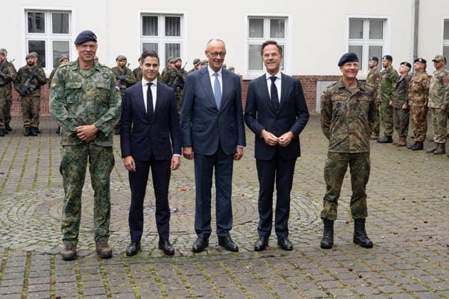 Besuch des Deutsch-Niederlaendischen Corps mit Bundeskanzler Merz General Freuding gemeinsam mit Rob Jetten, Premierminister Niederlande, Bundeskanzler Friedrich Merz und NATO Generalsekretaer Mark Ruette sowie Generalleutnant Peter Mirow bei den militaerischen Ehren durch das 1. Deutsch-Niederlaendische Corps, Muenster, 01.10.2026 Muenster NRW Deutschland