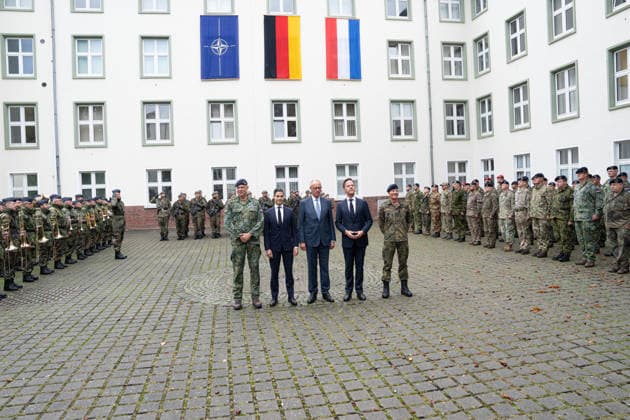 Besuch des Deutsch-Niederlaendischen Corps mit Bundeskanzler Merz General Freuding gemeinsam mit Rob Jetten, Premierminister Niederlande, Bundeskanzler Friedrich Merz und NATO Generalsekretaer Mark Ruette sowie Generalleutnant Peter Mirow bei den militaerischen Ehren durch das 1. Deutsch-Niederlaendische Corps, Muenster, 01.10.2026 Muenster NRW Deutschland