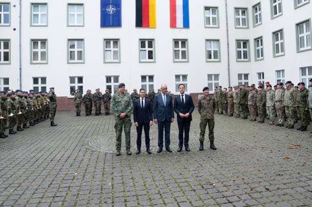 Besuch des Deutsch-Niederlaendischen Corps mit Bundeskanzler Merz General Freuding gemeinsam mit Rob Jetten, Premierminister Niederlande, Bundeskanzler Friedrich Merz und NATO Generalsekretaer Mark Ruette sowie Generalleutnant Peter Mirow bei den militaerischen Ehren durch das 1. Deutsch-Niederlaendische Corps, Muenster, 01.10.2026 Muenster NRW Deutschland