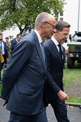Besuch des Deutsch-Niederlaendischen Corps mit Bundeskanzler Merz Bundeskanzler Friedrich Merz gemeinsam mit NATO Generalsekretaer Mark Ruette gemeinsam nach den militaerischen Ehren durch das 1. Deutsch-Niederlaendische Corps, Muenster, 01.10.2026 Muenster NRW Deutschland